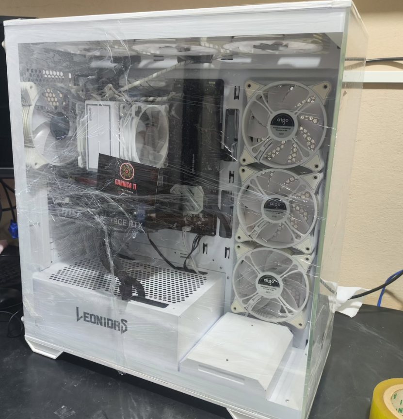 PC gamer branco montado, com ventoinhas brancas, placa de vídeo e o cartão da Garnica TI, protegido com filme plástico